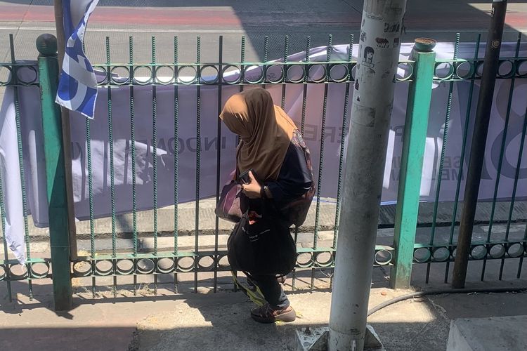 Pagar Rusak Depan Stasiun Jatinegara Jadi Jalan Pintas Warga, Bahaya Mengintai di Tengah Arus Kendaraan