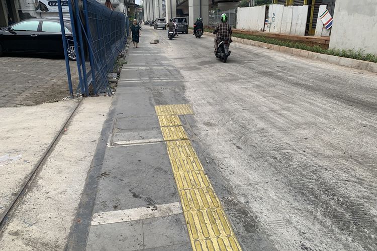 Guiding Block Tertutup Semen di Matraman Jaktim, Warga Soroti Keselamatan Penyandang Tunanetra