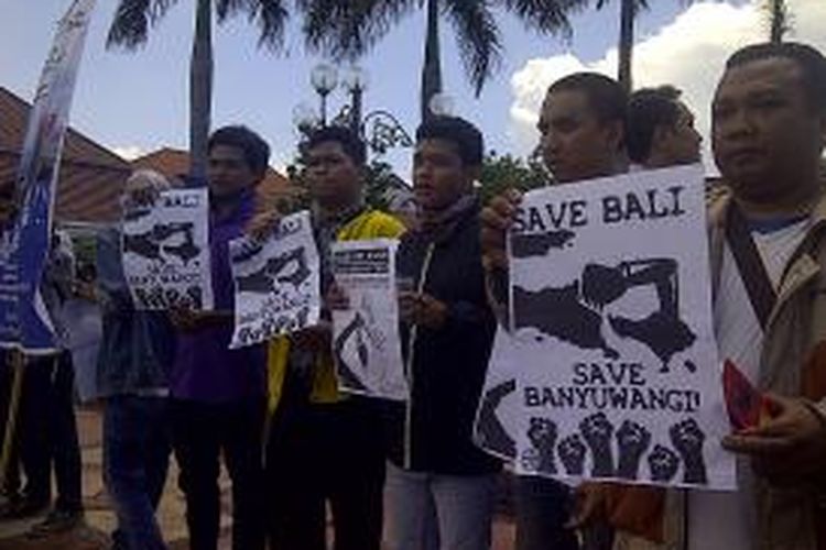 Aktivis Walhi menggelar aksi unjuk rasa menolak reklamasi Teluk Benoa Banyuwangi, Rabu (8/4/2015)