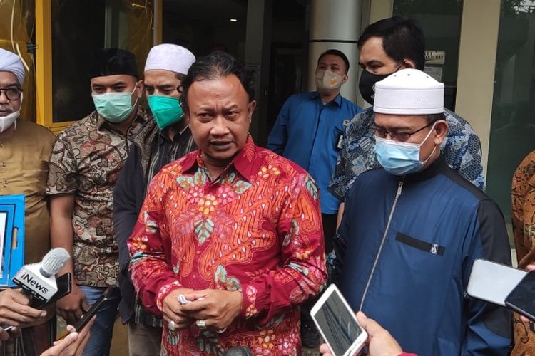 Komisioner Komnas HAM Choirul Anam ( tengah), memberi keterangan usai menerima keluarga 6 laskar FPI yang ditembak mati polisi, di Kantor Komnas HAM, Jakarta Pusat, Senin (21/12/2020).