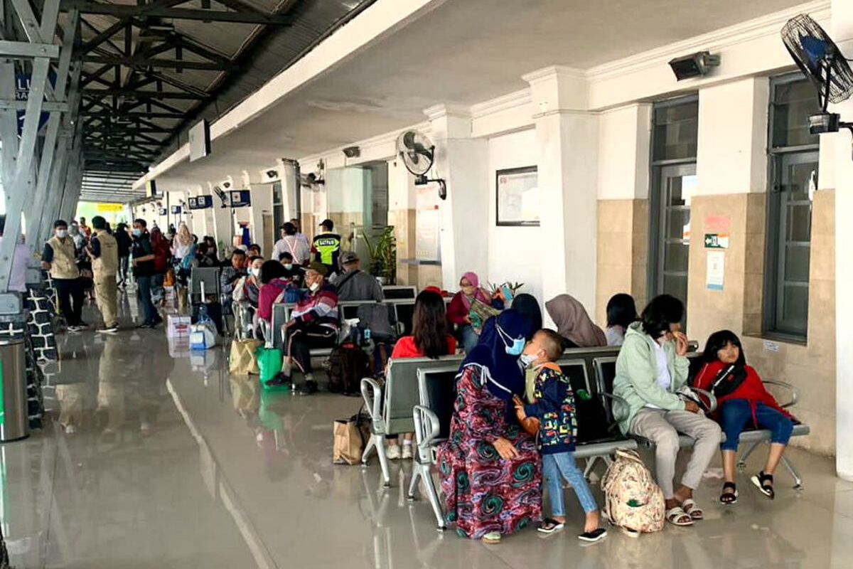 Suasana kepadatan penumpang di Stasiun Blitar, Kamis (1/6/2023)