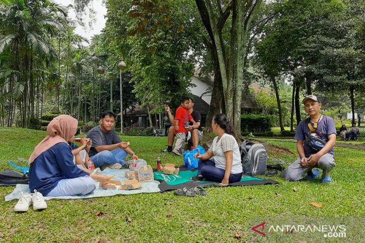 Sejumlah pengunjung menikmati suasana di sekitar Taman Margasatwa Ragunan, Jakarta Selatan, Sabtu (23/10/2021).