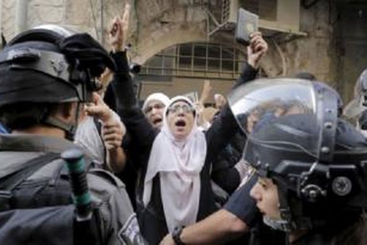 Polisi Israel menghalangi para perempuan Palestina memasuki kompleks masjid al-Aqsa di Yerusalem, hari Minggu (13/9/2015).