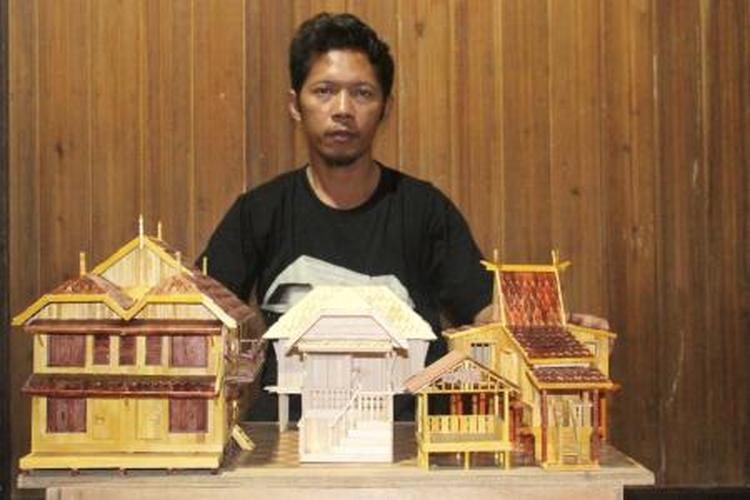 Rusman Effendi, perajin miniatur rumah tradisional Banjar di Desa Lihung, Kecamatan Karang Intan, Kabupaten Banjar, Kalimantan Selatan.