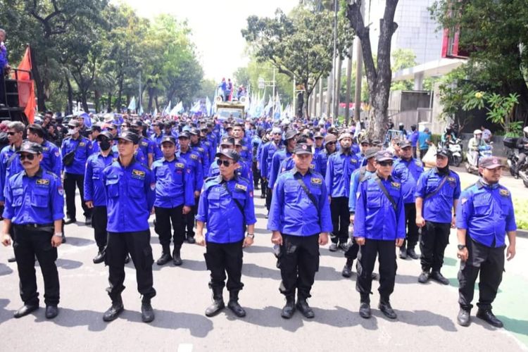 Para buruh yang tergabung di Konfederasi Serikat Pekerja Seluruh Indonesia (KSPSI)