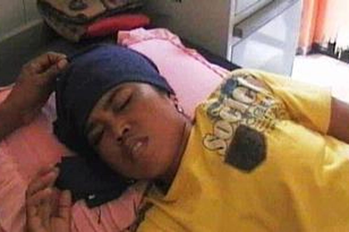 Suhartini meringis kesakitan di Puskesmas Arjasa, setelah dihajar suaminya karena menggunakan uang belanja untuk keperluan sekolah anaknya.