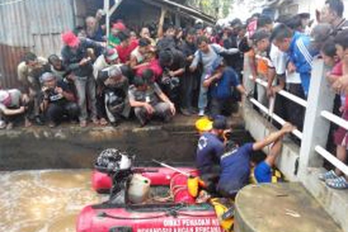 Tim SAR masih melakukan pencarian jenazah Atih (38) di kali Angke, Bendungan Polor, Jakarta Barat, Rabu (25/3/2015).