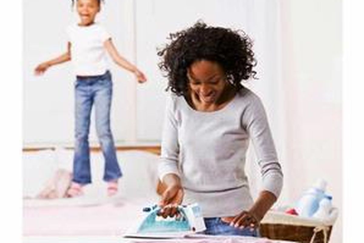 Hanya butuh 45 menit menyetrika, Anda sudah membakar 100 kalori.