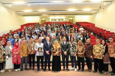 Beri Kuliah Umum di Inggris, Gubernur Khofifah Paparkan Kekuatan Jatim Sebagai Pusat Gravitasi Indonesia
