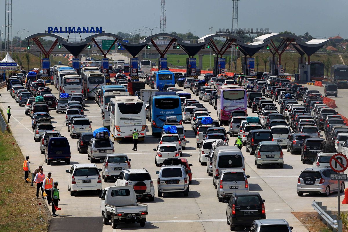 Antrean kendaraan pemudik terjadi di gerbang pintu keluar Tol Palimanan, Cirebon, Jawa Barat, Selasa (14/7/2015) pada tiga hari menjelang Hari Raya Idul Fitri. Antrean kendaraan ini mengakibatkan kemacetan sepanjang 2 kilometer. KOMPAS IMAGES/KRISTIANTO PURNOMO
