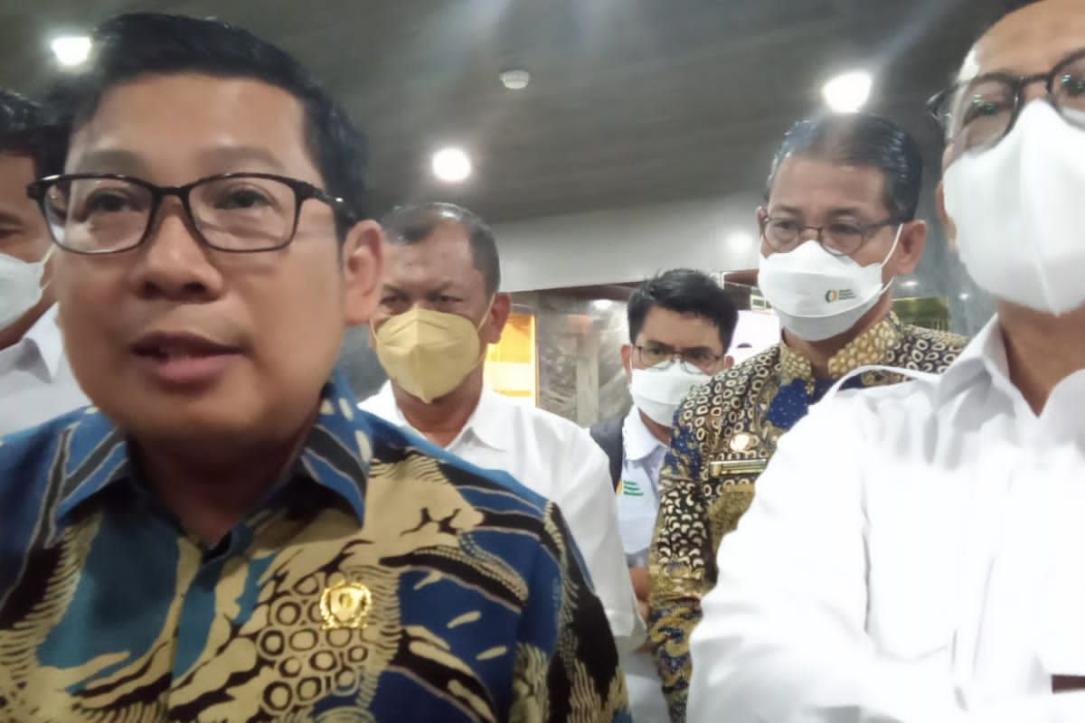 Bos Bulog Budi Waseso (kanan) saat ditemui usai Rapat Dengar Pendapat (RDP) dengan Komisi IV DPR RI bersama Kementan, Bapanas, dan ID Food, Rabu (23/11/2022).