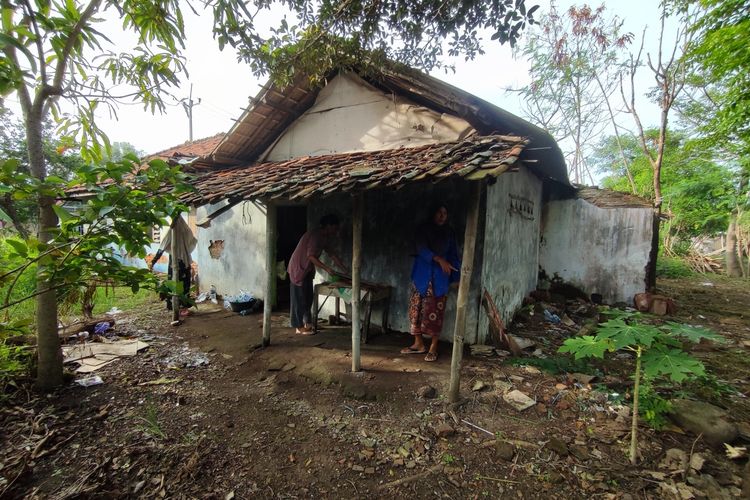 Safitri (47) warga Desa Singaraja Kecamatan Indramayu Kabupaten Indramayu Jawa Barat, berada di dalam kurungan kamar berpintu besi, Jumat (13/1/2023). Safitri diduga mengalami gangguan jiwa setelah pulang dari luar negeri sebagai Tenaga Kerja Wanita.