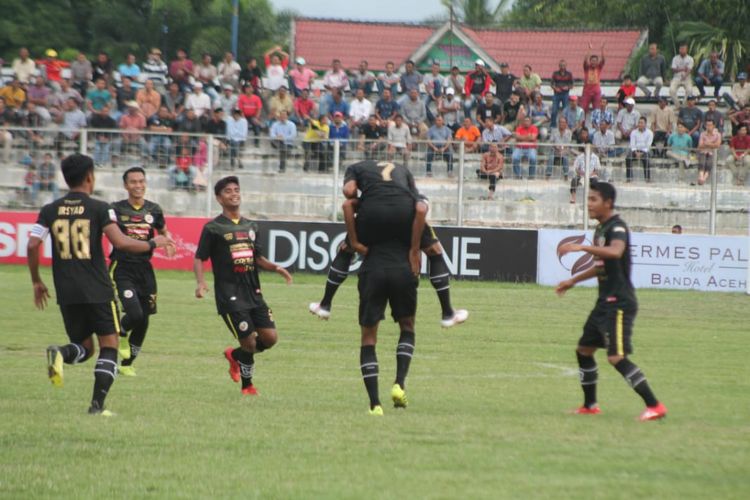 Pemain Semen Padang melakukan selebrasi seusai mencetak gol ke gawang Aceh United.