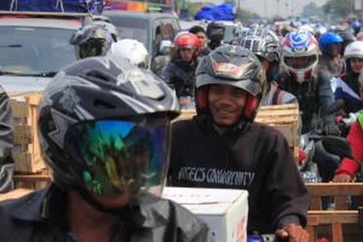 Menjelang puncak arus mudik 2014, jumlah kendaraan roda dua dan roda empat yang melintas jalur Pantura, Kabupaten Cirebon, Jawa Barat, melonjak drastis hingga sekitar 22.000 unit per jam. 