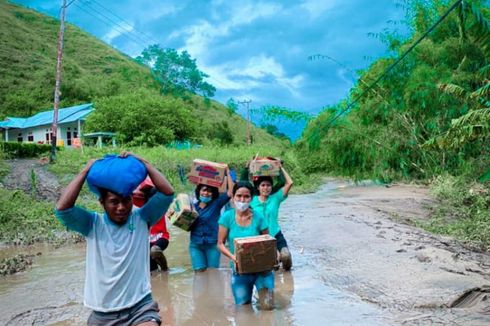 Kisah Istri Bupati Sumba Timur Memikul Bantuan Korban Banjir di Jalan Berlumpur Sejauh 1 Km