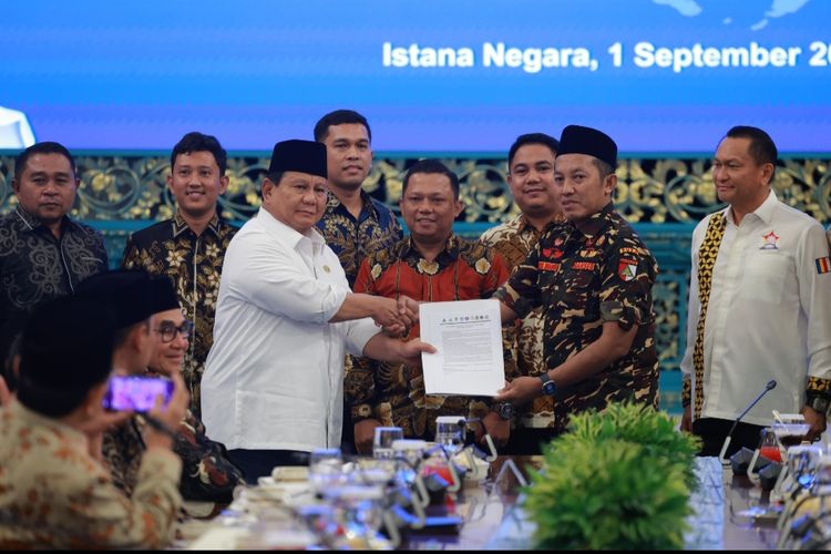 Ketua Umum GP Ansor Addin Jauharudin saat menyerahkan Asta Abhipraya kepada Presiden Prabowo di Istana Negara, Jakarta, Senin (1/9/2025).