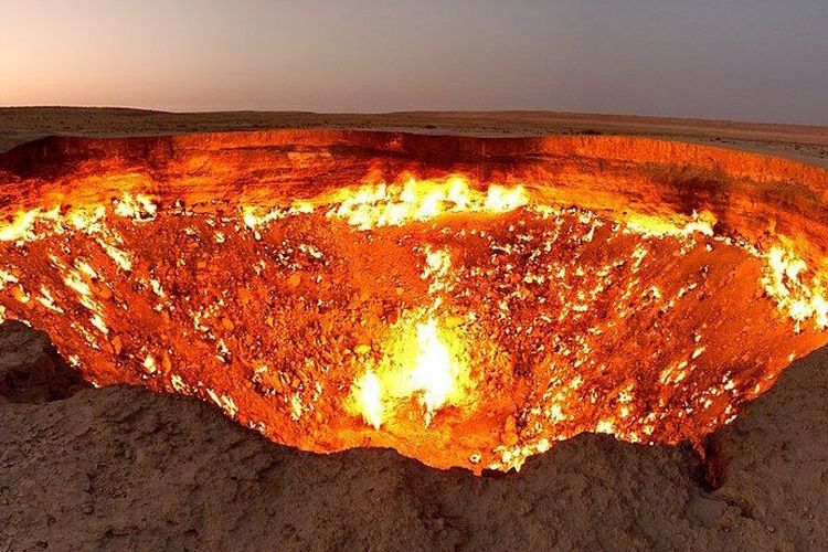 Kawah gas Darvaza di Turkmenistan yang dijuluki sebagai Gateway to Hell atau Pintu Neraka 