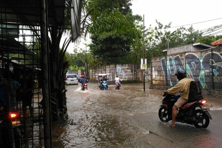 Kondisi terkini banjir di Jalan Bungur Raya, Beji, Depok, Selasa (2/5/2017)