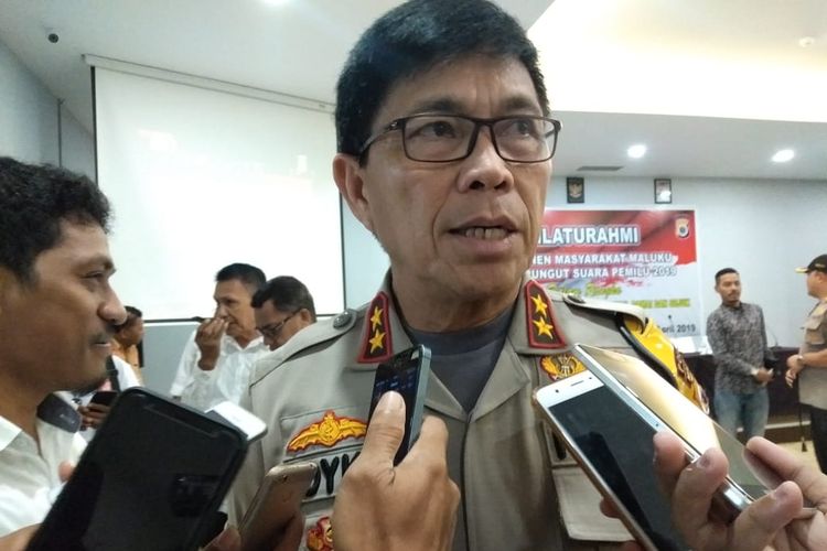 Kapolda Maluku, Irjen Pol Royke Lumowa  saat diwawancarai wartawan seusai acara silaturahim masyarakat Maluku pasca pemungutan suara pemilu 2019 yang diinisiasi oleh Polda Maluku di salah satu hotel di Kota Ambon, Senin (22/4/2019)