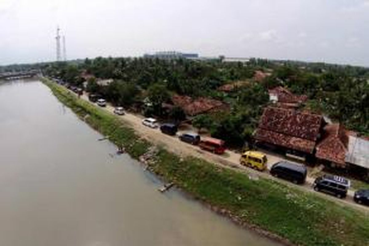 Kemacetan kendaraan di jalur alternatif sepanjang Kalimalang, Desa Jatisari, Kecamatan Jatisari, Karawang, Jawa Barat, Jumat (25/7/2014). Puncak arus mudik Lebaran 2014 diperkirakan terjadi hari ini. 