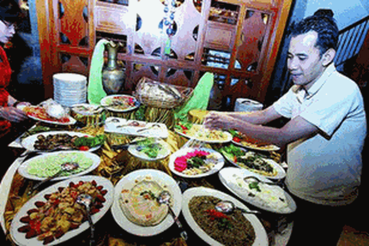 Pramusaji menyiapkan hidangan buka puasa di Restaurant Al Nafoura, Hotel Le Meridien, Jakarta.
