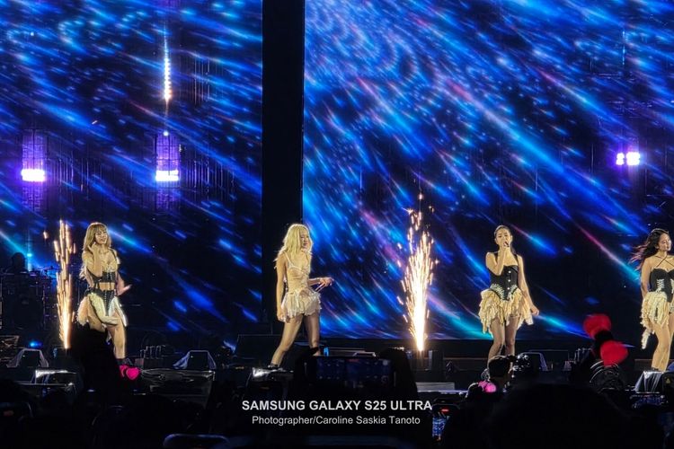 Hasil foto penampilan Blackpink dengan kamera telefoto 10x dari Samsung Galaxy S25 Ultra