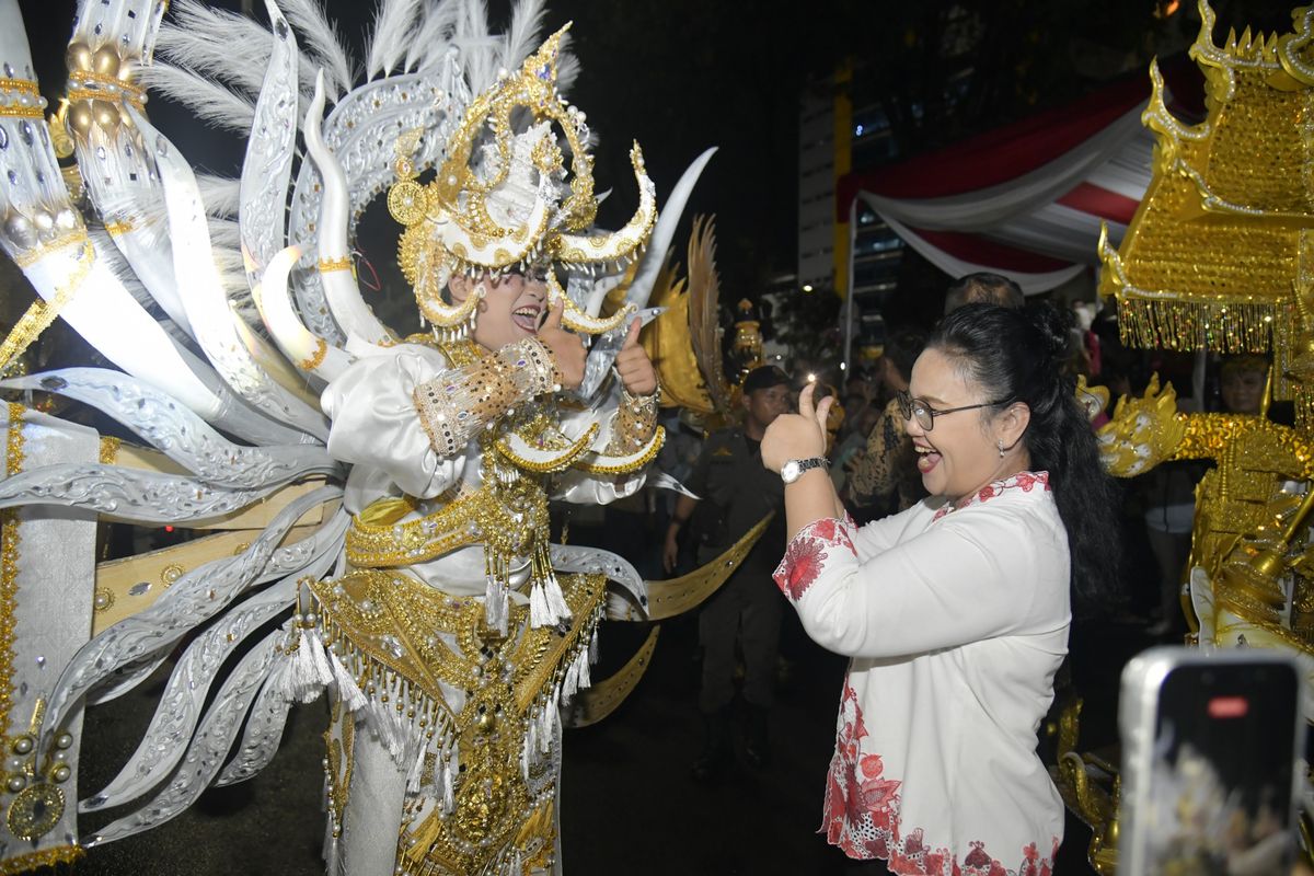 Wali Kota Semarang Agustina Wilujeng Pramestuti mengapresiasi semangat peserta Semarang Night Carnival (SNC) 2026 yang tetap tampil di kawasan Simpang Lima, Semarang, Jawa Tengah, Sabtu (2/5/2026) malam, kendati sempat tertunda akibat hijan. 