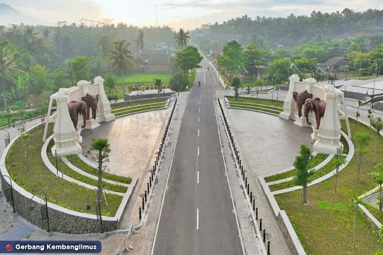 Gerbang Kembanglimus di Kawasan Borobudur.