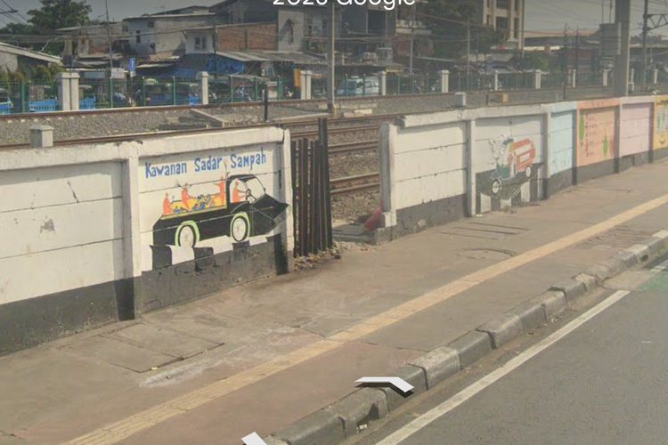 Pelintasan liar di rel kereta api (KA) Km 12+400 lintas Jatinegara-Bekasi di wilayah Jakarta Timur sebelum ditutup PT KAI Daop 1 Jakarta pada Mei 2023.
