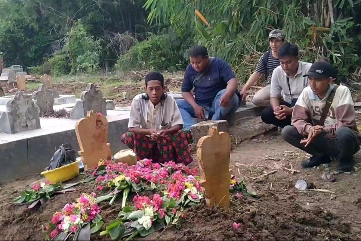 Arif (berpeci) kakak korban bersama tetanvga, menziarahi makam Anis Malikhatin, istri yang dibakar suaminya, pada Rabu (24/4/2024). Anis menjadi korban kebrutalan suaminya yang tega membakar nya pada Kamis (4/4/2024) lalu, di Desa Pangkalan Kecamatan Plered Kabupaten Cirebon.