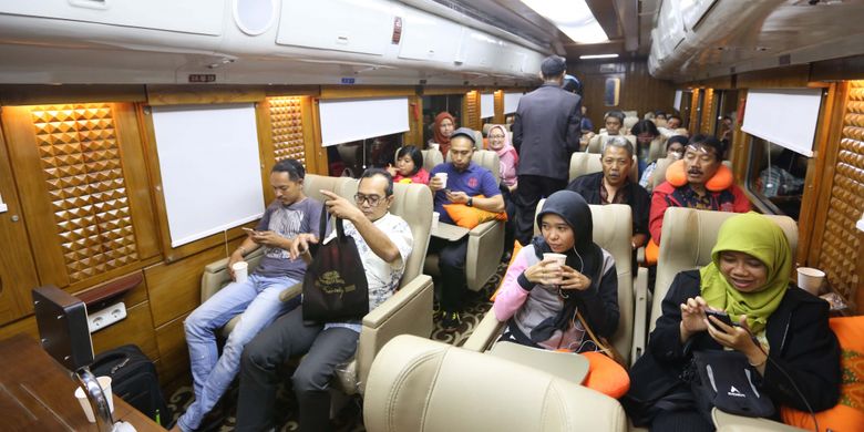 Suasana di dalam gerbong kereta api wisata priority saat perjalanan dari Jakarta menuju Jogjakarta, Jumat (4/8/2017). Kereta wisata kelas priority ini memiliki fasilitas antara lain Audio Visual On Demain (AVOD) di setiap kursi penumpang, Mini Bar, TV 52 Inch, Crew Khusus, Toilet Khusus dan Kursi yang lebih nyaman dari kelas eksekutif, harga tiket mulai dari Rp 750.000 sudah termasuk jasa restorasi 1x makan dan minum.