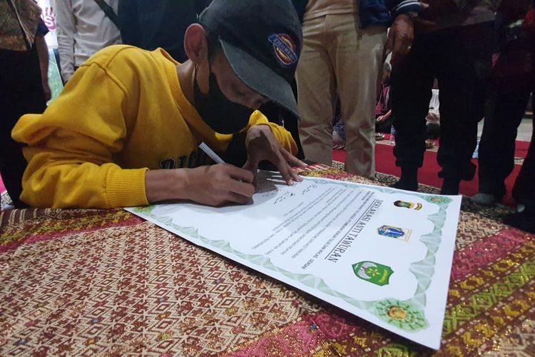 Seorang remaja di Grogol Petamburan, Tanjung Duren Jakarta Barat, menandatangani perjanjian Deklarasi Anti Tawuran sebagai kesepakatan akan menjaga keamanan ramadhan dari aksi tawuran di wilayahnya.