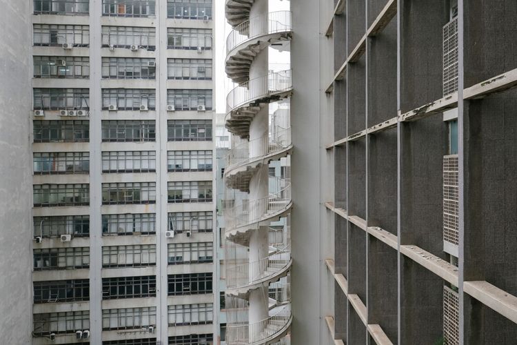 Tampilan tangga spiral eksterior di Gedung Copan, Brasil