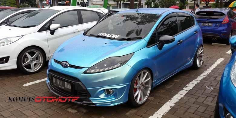 Fiesta tampil ceper dengan profil ban mepet fender.