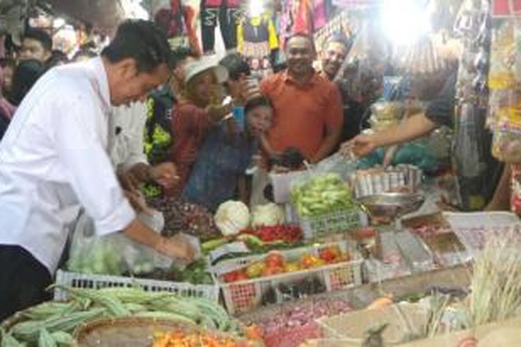 Bakal calon presiden PDI Perjuangan Joko Widodo blusukan ke Pasar Cipeundeuy, Subang Jawa Barat, Minggu (18/5/2014)