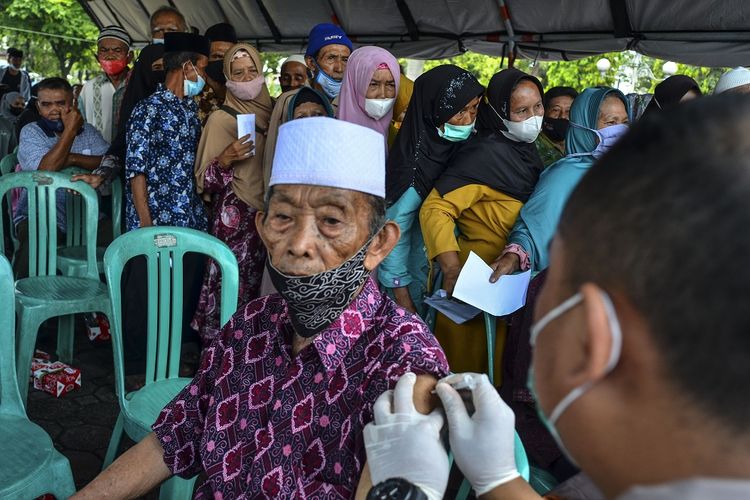 Sejumlah warga berusia lanjut mengikuti vaksinasi COVID-19 pada pelaksanaan gerai Vaksinasi Presisi di Alun-alun Ciamis, Jawa Barat, Rabu (8/12/2021). ANTARA FOTO/Adeng Bustomi/foc.