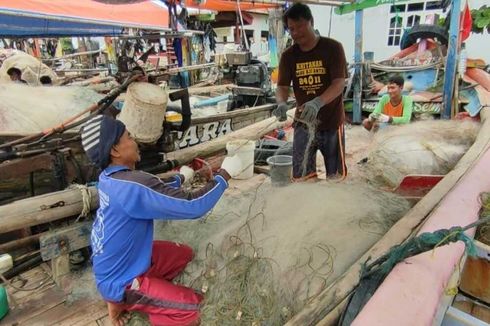 Takut Melaut karena Cuaca Buruk, Nelayan Cirebon Sibuk Rapikan Jaring
