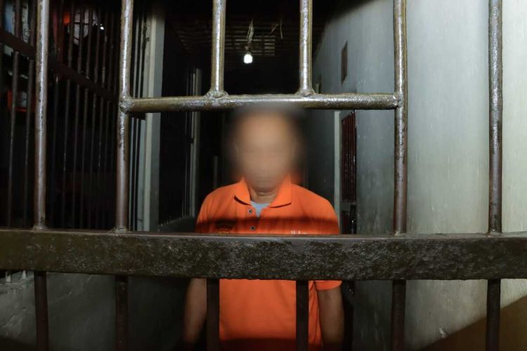 Bripka RS, oknum polisi yang menjadi tersangka pemerkosa siswi SD di Ambon ditahan di sel tahanan Polresta Pulau Ambon, Jumat (31/5/2024).