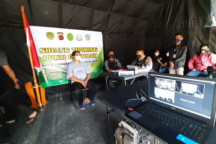 Tukang bubur malam terkenal di Kota Tasikmalaya saat menjalani sidang pelanggaran PPKM Darurat dan divonis bersalah dengan hukuman denda Rp 5 juta atau subsider 5 hari kurungan penjara oleh hakim, Selasa (6/7/2021).