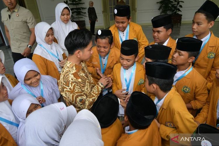 Menjelang peringatan Hari Santri Nasional yang jatuh pada 22 Oktober, Wakil Presiden Gibran Rakabuming Raka mengajak ratusan santri dari delapan pondok pesantren di Jakarta mengikuti kunjungan edukatif ke lingkungan Istana Wakil Presiden, Museum Nasional, dan Monumen Nasional (Monas), Selasa (21/10/2025).
