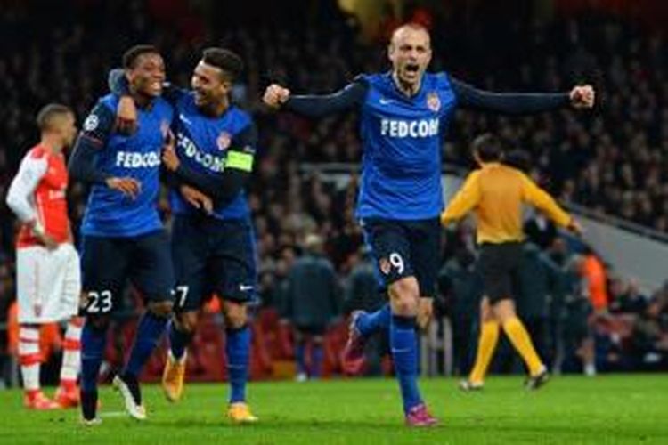 Striker AS Monaco, Dimitar Berbatov (kanan), merayakan gol ke gawang Arsenal pada laga leg pertama babak 16 besar Liga Champions di Stadion Emirates, London, Rabu (25/2/2015).