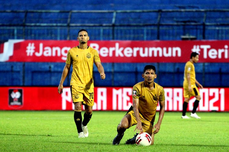 Pemain Bhayangkara FC Renan Silva (kiri) dan TM Ichsan (kanan).