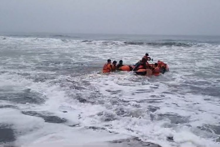 Satu korban yang terseret ombak di Pantai Genjik, Desa Kertojayan, Kecamatan Grabag, Kabupaten Purworejo, Jawa Tengah pada Jumat, (24/5/2024) sampai saat ini belum ditemukan. 