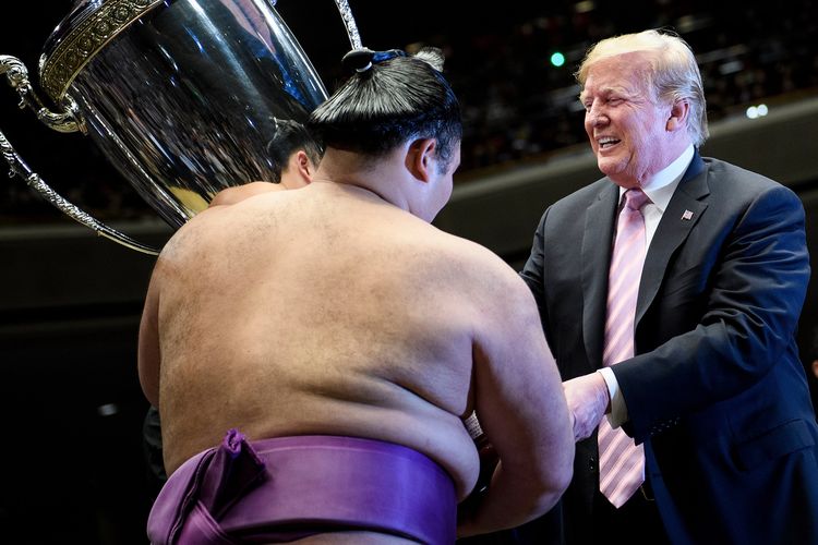 Presiden Amerika Serikat (AS) Donald Trump memberikan Piala Presiden kepada pesumo Asanoyama Hideki yang menjadi pemenang turnamen di Ryogoku Kokugikan Tokyo pada Minggu, 26 Mei 2019.