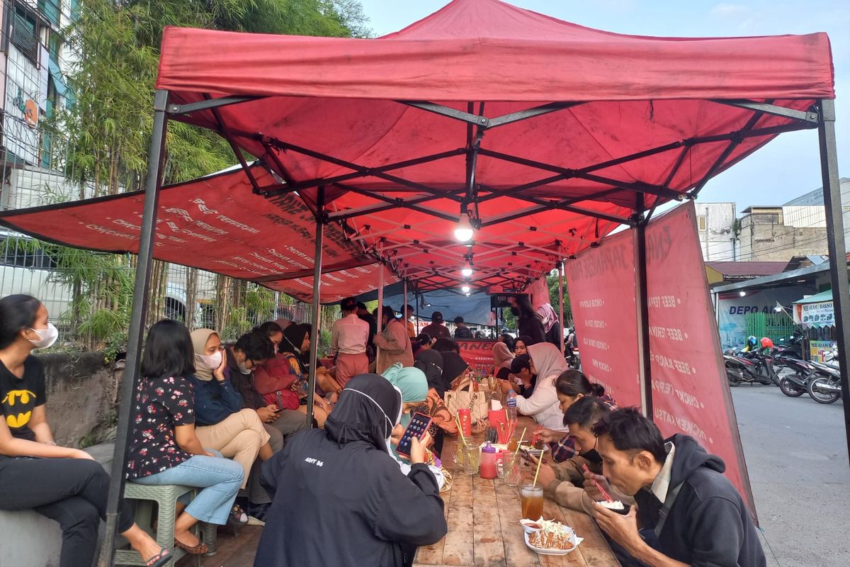 Warung makan Enake Japanese Food di Jalan Wonodri Baru Raya, Kota Semarang, tampak dipenuhi pelanggan, Rabu (8/3/2023).