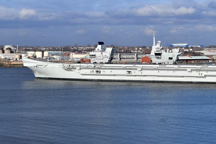 HMS Prince of Wales Angkatan Laut Kerajaan Inggris meninggalkan dermaga di Liverpool, Inggris barat laut pada 6 Maret 2020. 