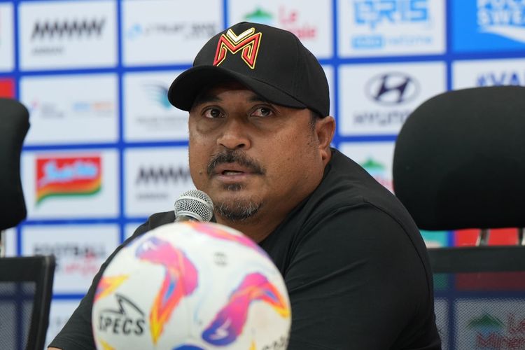 Pelatih Malut United, Imran Nahumarury, dan pemain Yance Sayuri berbicara di konferensi pers menjelang pertandingan melawan Persija Jakarta di Jakarta International Stadium (JIS), Jakarta Utara, pada Kamis (22/5/2025).