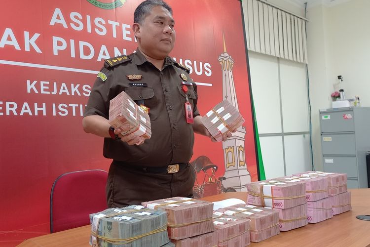 Anshar saat menunjukkan uang yang dikembalikan oleh tersangka Krido, Selasa (1/8/2023)