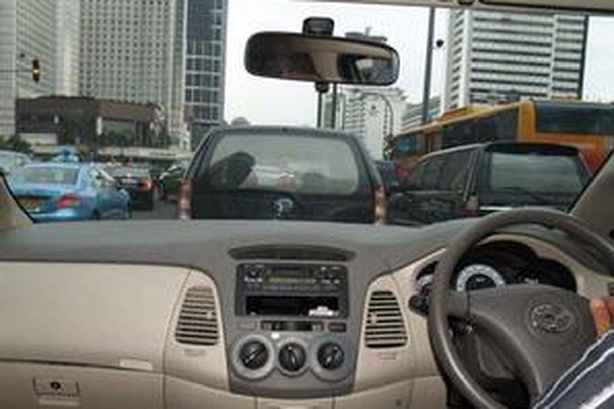 Pada kondisi lalu lintas macet berat seperti ini, paling nyaman, ya...pakai Innova matik.