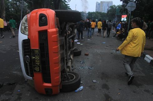 Demo di Palembang Ricuh, 2 Mobil Polisi Terbalik, Puluhan Motor Rusak